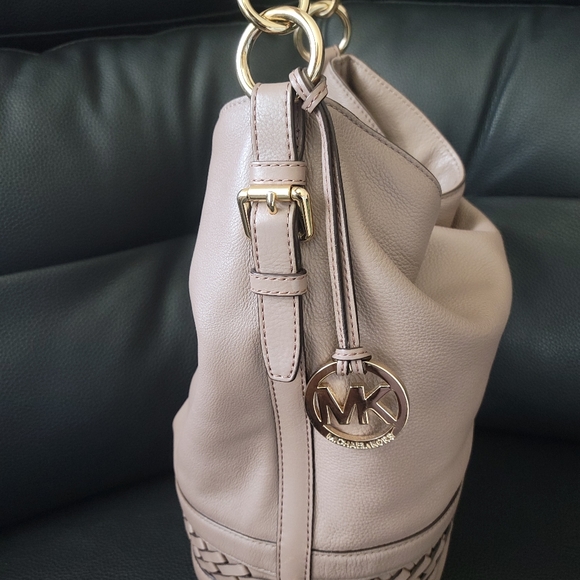 Michael Kors Gladstone Bucket Shoulder Bag TAUPE - Picture 4 of 10